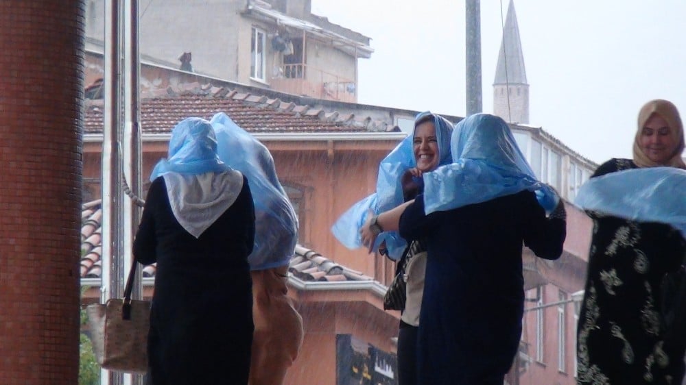 Sağanak ve fırtına Bursa’yı da vurdu...Kadınlar yağmurdan böyle korundu 