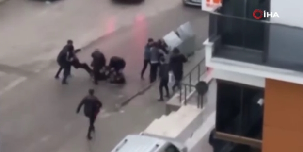 Sağanak yağış altında böyle kavga ettiler