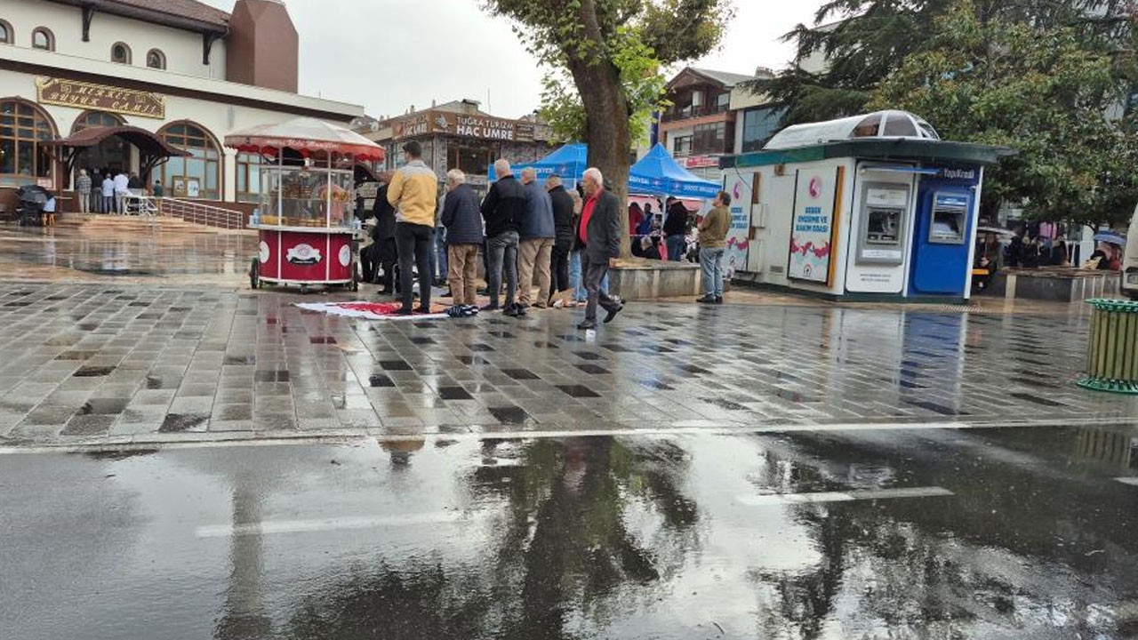 Sağanak yağış altında cuma namazı kılındı