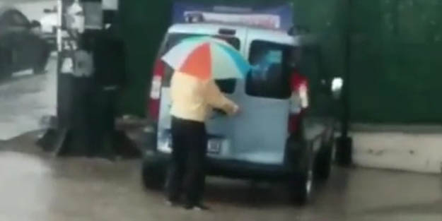 Sağanak yağış altında arabalarını yıkadılar