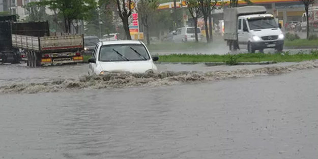 Sağanak yağış birçok şehri vurdu! Sokakl