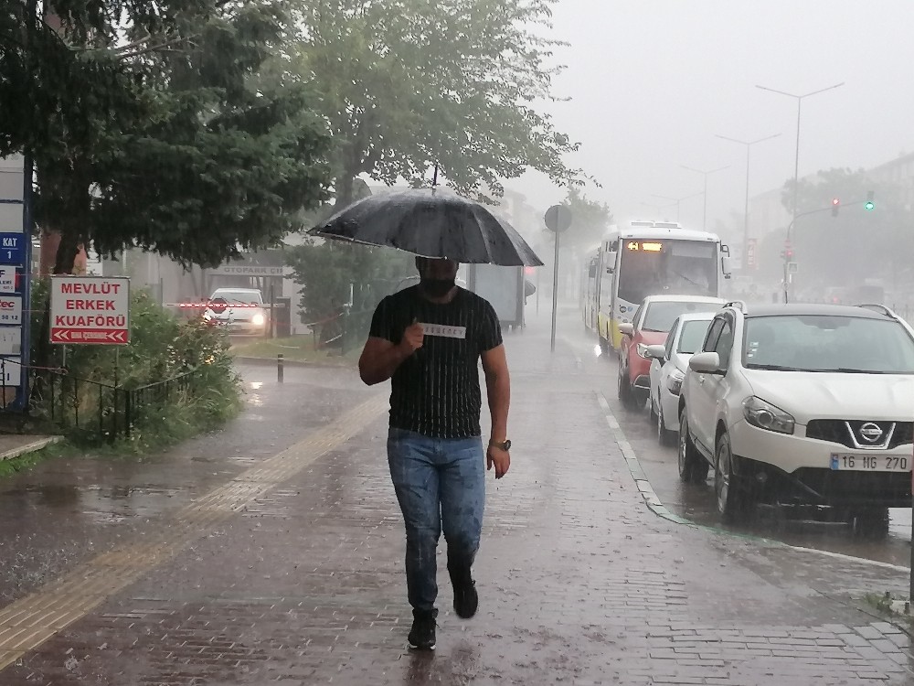 Sağanak yağış Bursa’da hayatı felç etti 