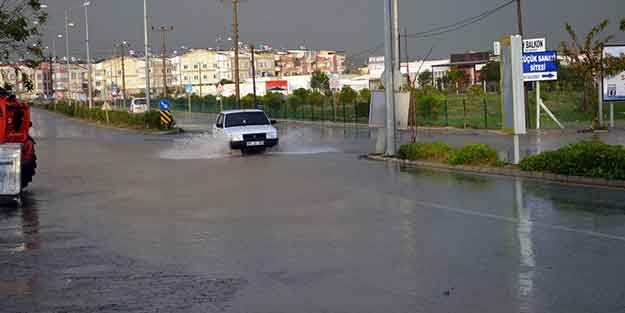 Sağanak yağış Didim'de hayatı felç etti