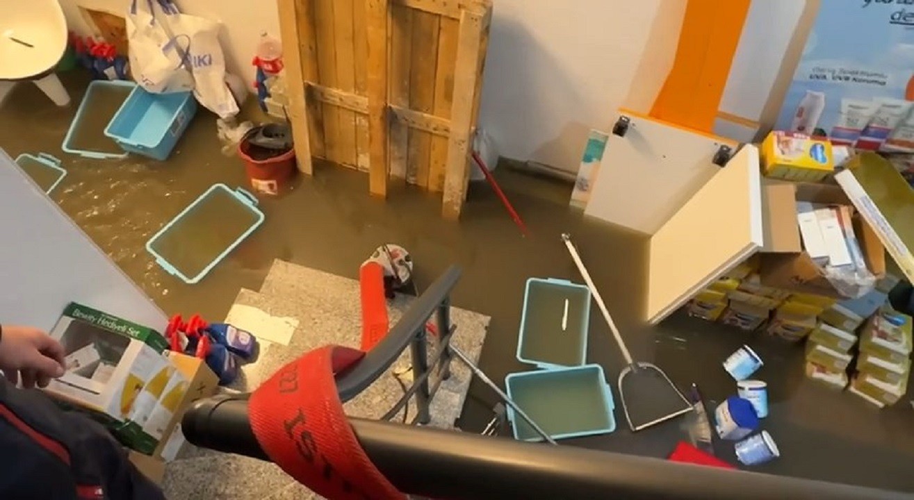 Sağanak yağış eczaneyi vurdu