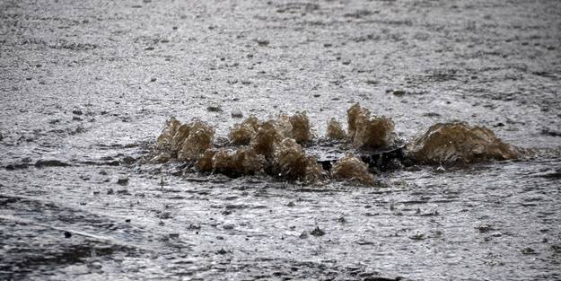 Sağanak yağış! Ev ve iş yerlerini su bastı