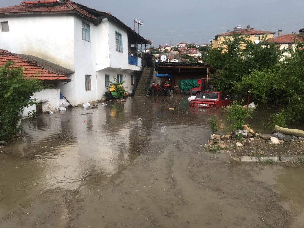 Sağanak yağış hayatı felç etti 
