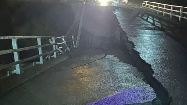 Sağanak yağış köprü yıktı