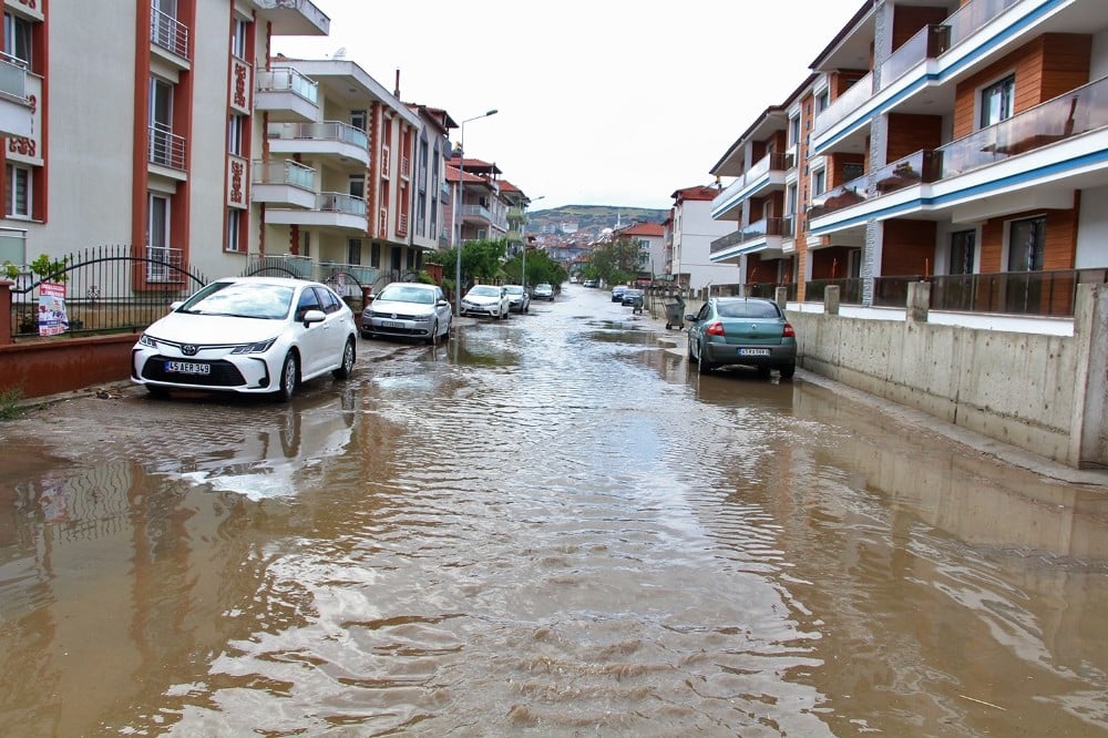 Sağanak yağış Kula’da hayatı olumsuz etkiledi 
