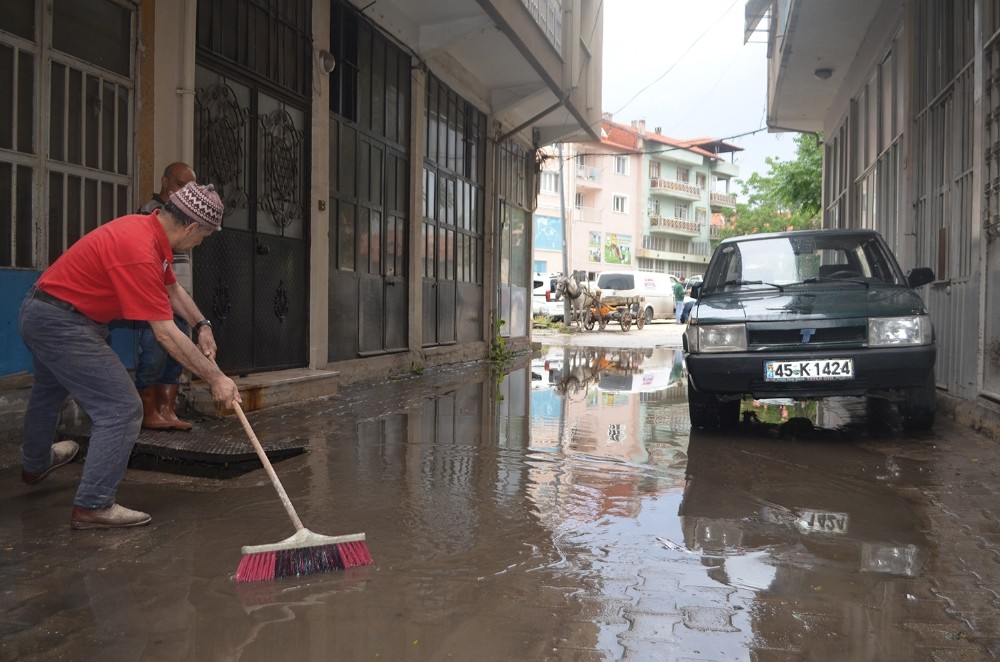 Sağanak yağış Kula’da hayatı olumsuz etkiledi 
