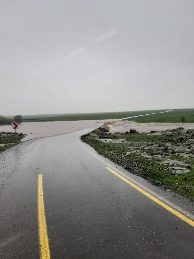 Sağanak yağış nedeni ile yol su altında kaldı 