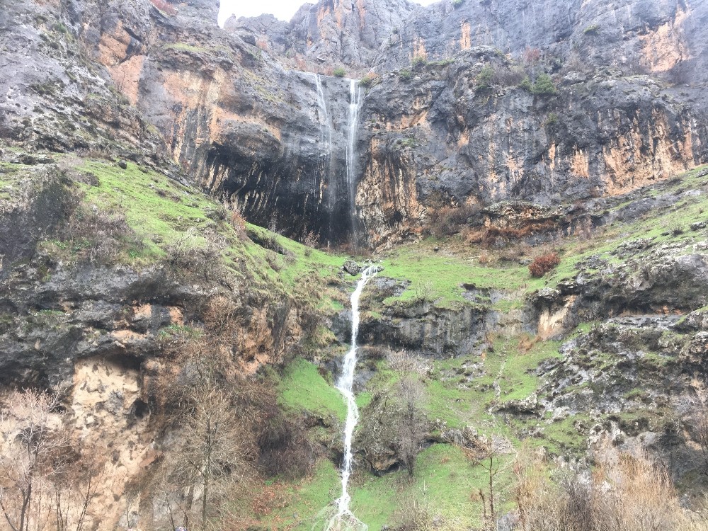 Sağanak yağış şelale oluşturdu 