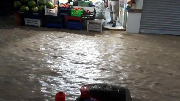 Sağanak yağış sonrası yollar bu hale geldi