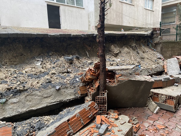 Sağanak yağış sonrası yürekler ağızlara geldi! Beylikdüzü’nde istinat duvarı yıkıldı