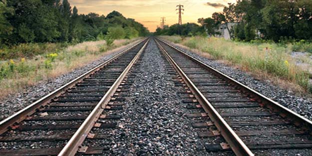 Sağanak yağış tren seferlerini durdurdu