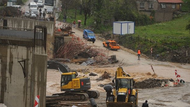 Sağanak yağış ulaşımı etkiledi