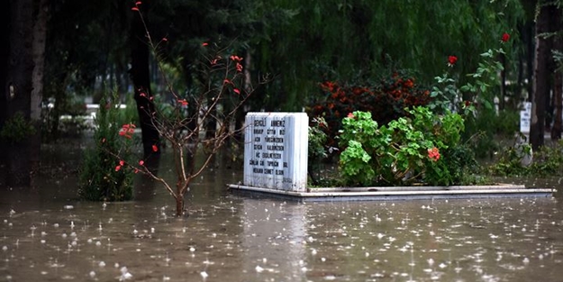 Sağanak yağış yüzünden mezarlar suyla doldu