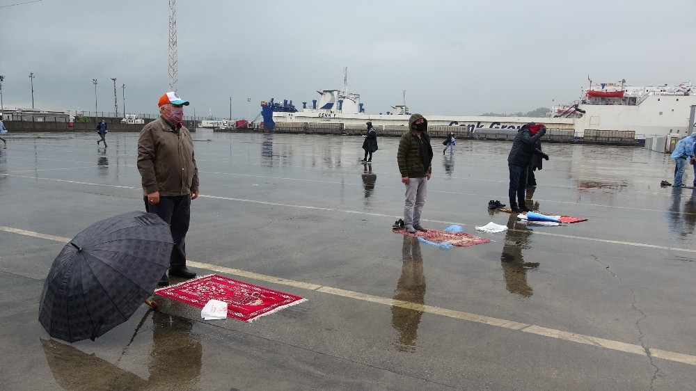 Sağanak yağışa rağmen günler sonra ilk Cuma namazı 