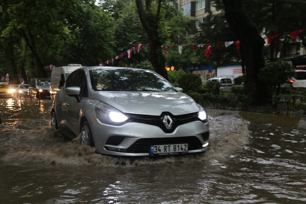 Sağanak yağışın vurduğu Kocaeli’de caddeleri su bastı 