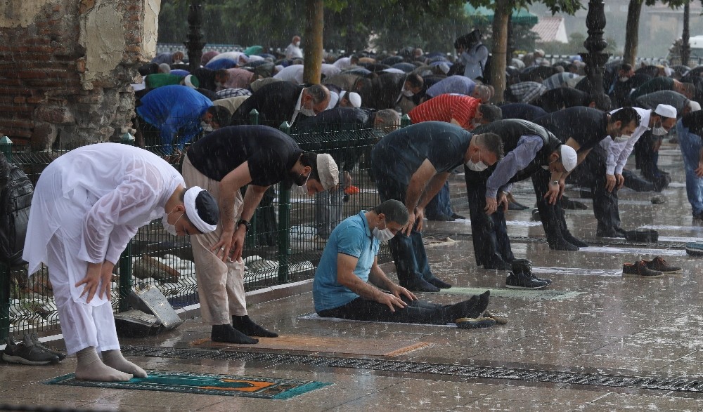 Sağanak yağmur altında korona virüs tedbirli 4. cuma namazı 