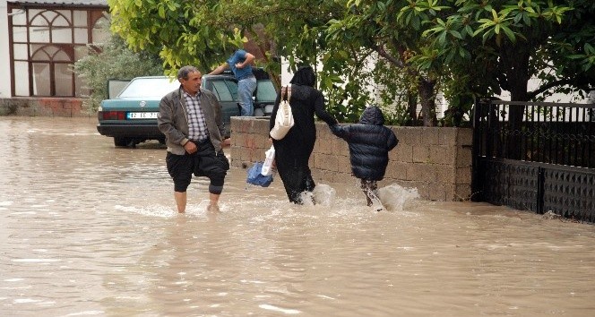 Sağanak yağmur evleri su altında bıraktı