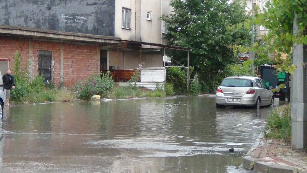 Sağanak yağmur hayatı felç etti 