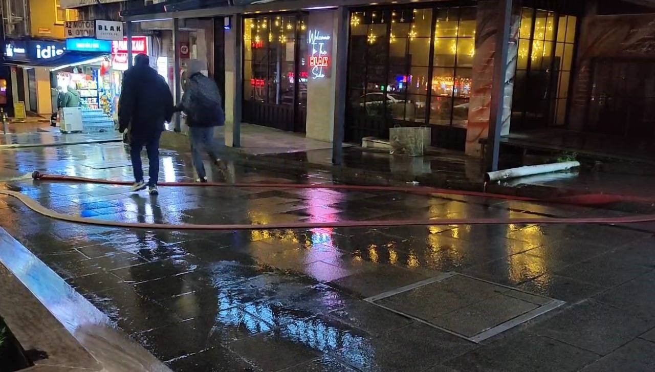 Sağanak yağmur İstanbul’u felç etti