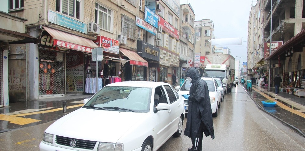 Sağanak yağmur nedeniyle vatandaşlar “evde kaldı” 