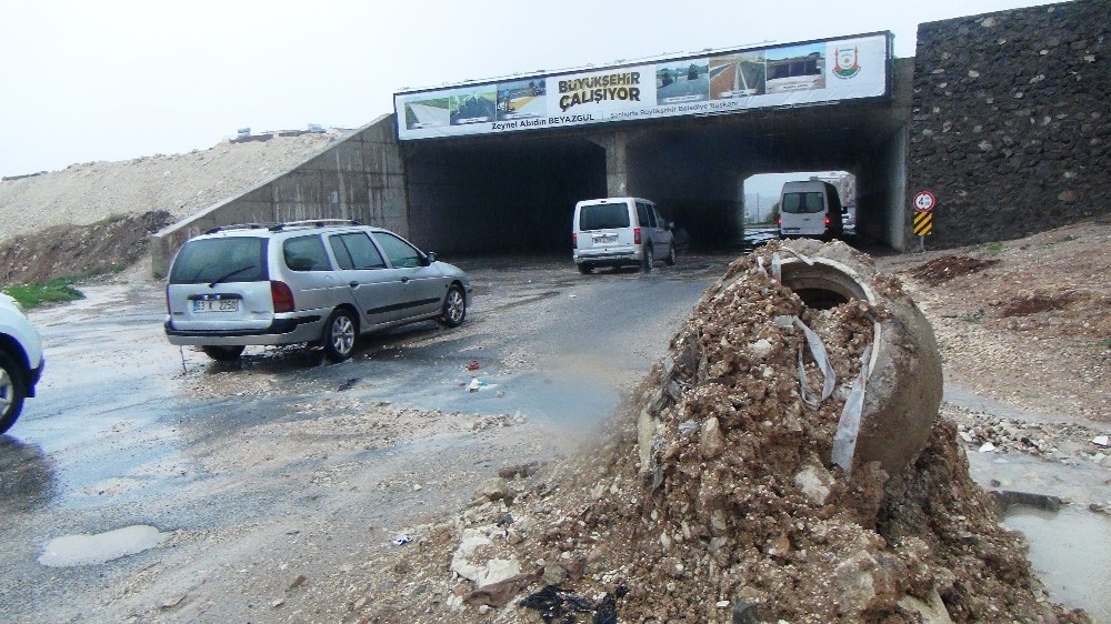 Sağanak yağmur yolları göle çevirdi 