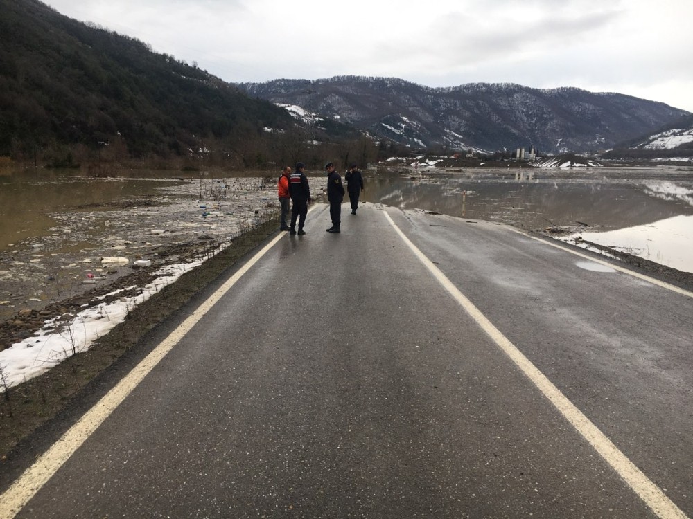 Sağanak yağmurla baraj yükseldi, yol ulaşıma kapandı 