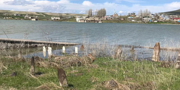 Sağanak yüzünden köy mezarlığı sular altında kaldı