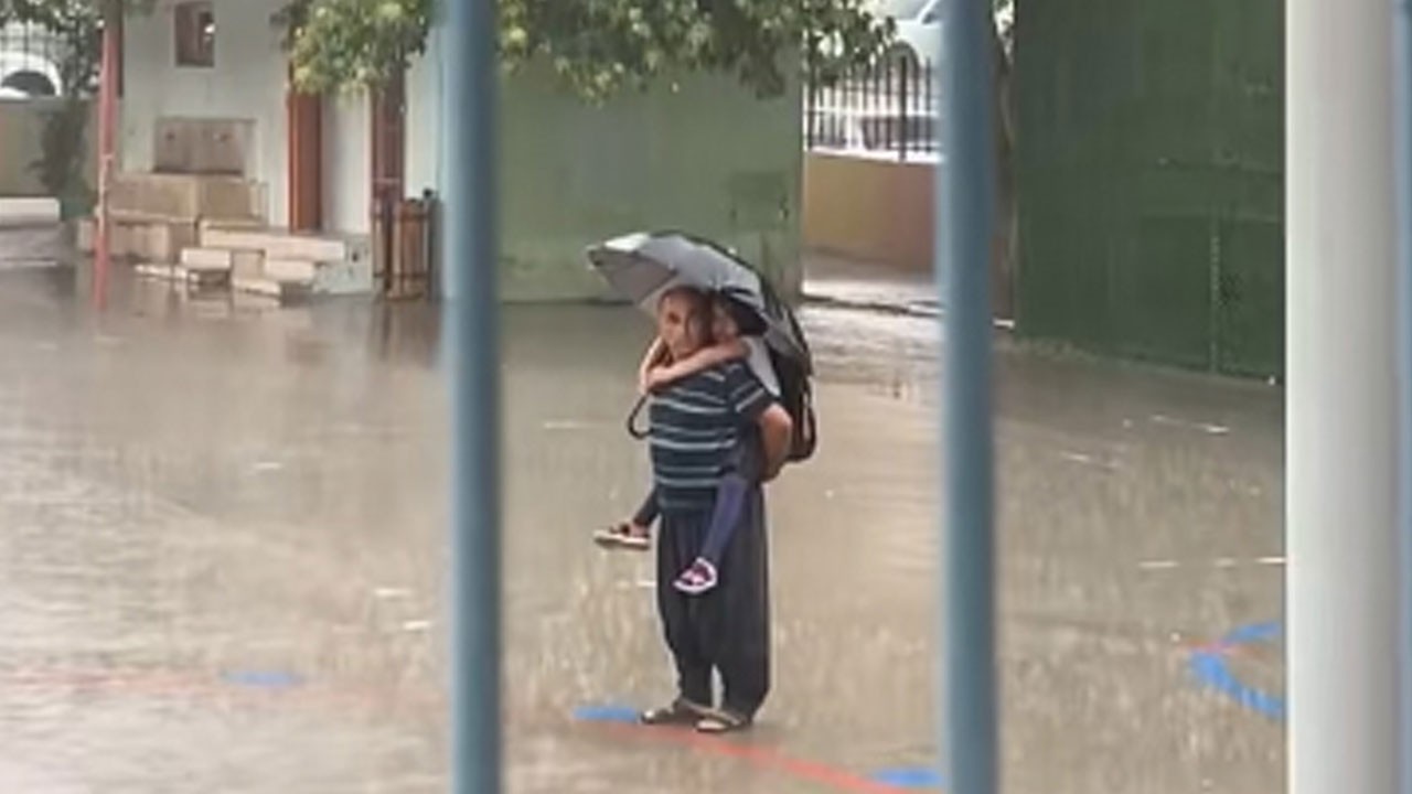 Sağanakta sırtına alıp bekledi! Dede ve torunun İstiklal Marşı aşkı