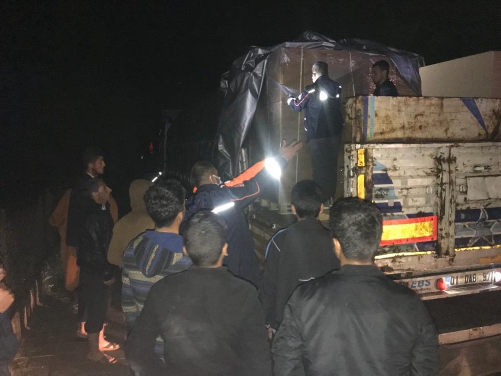 Sağanaktan etkilenen tarım işçilerine yatak ve battaniye yardımı 