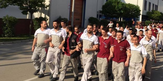 Sağır ve dilsizi 'slogan attın' diye işten çıkardı!