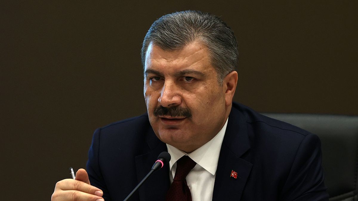 Sağlık Bakanı Fahrettin Koca, kötü haberi verdi! Ya onlar başka bir ülkedeler ya da biz; bu rahatlığın başka bir açıklaması olamaz