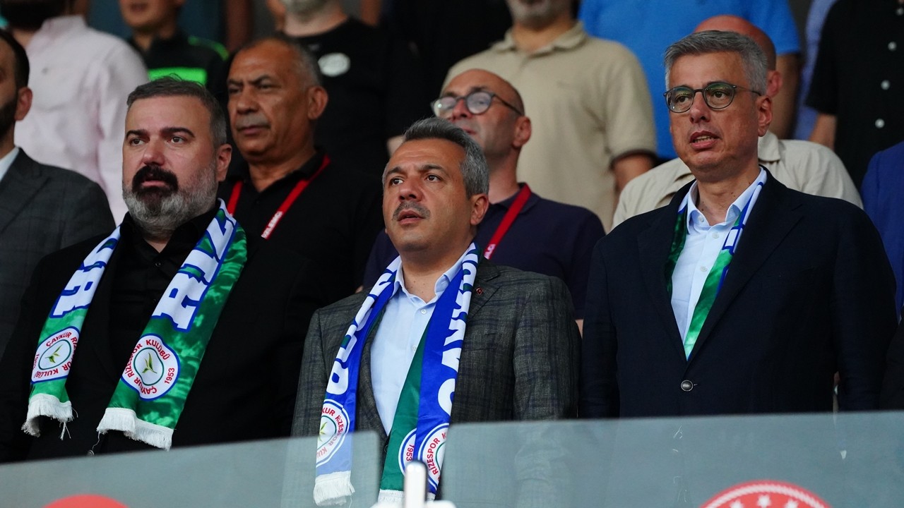 Sağlık Bakanı Kemal Memişoğlu, Rize’de Rizespor–Göztepe maçını tribünden izledi