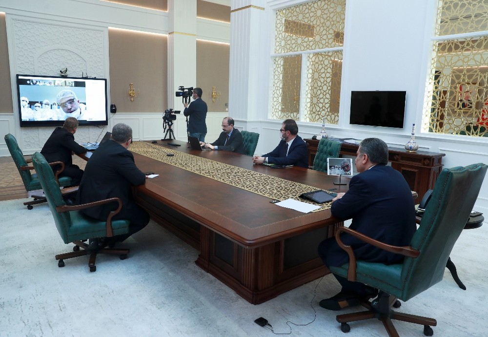 Sağlık Bakanı Koca, Covid-19 hastalarını tedavi eden hekimlerle görüştü 