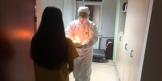 Sağlık Bakanı Koca'dan gözlem altındaki öğrenciye sürpriz!