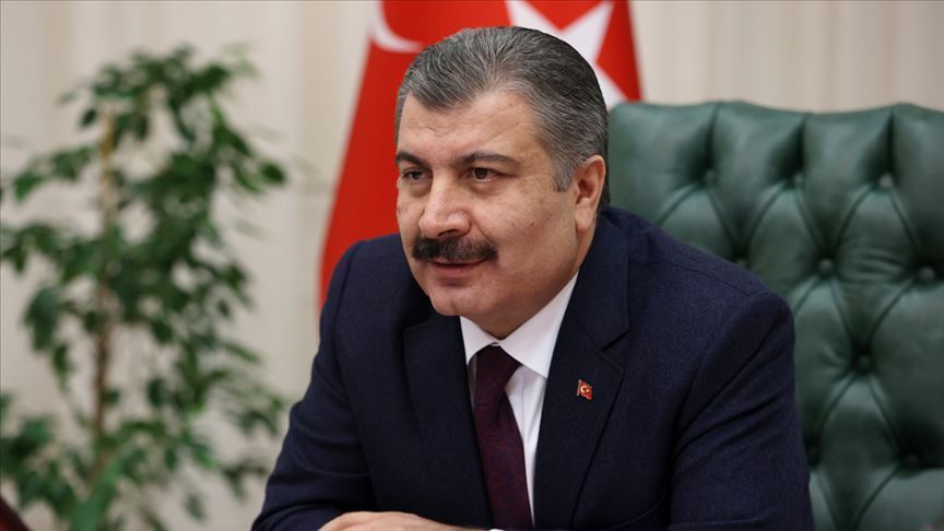 Sağlık Bakanı Koca'dan 'sosyal mesafeli bank' paylaşımı