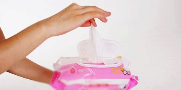 Temiz sandığımız ıslak mendil...