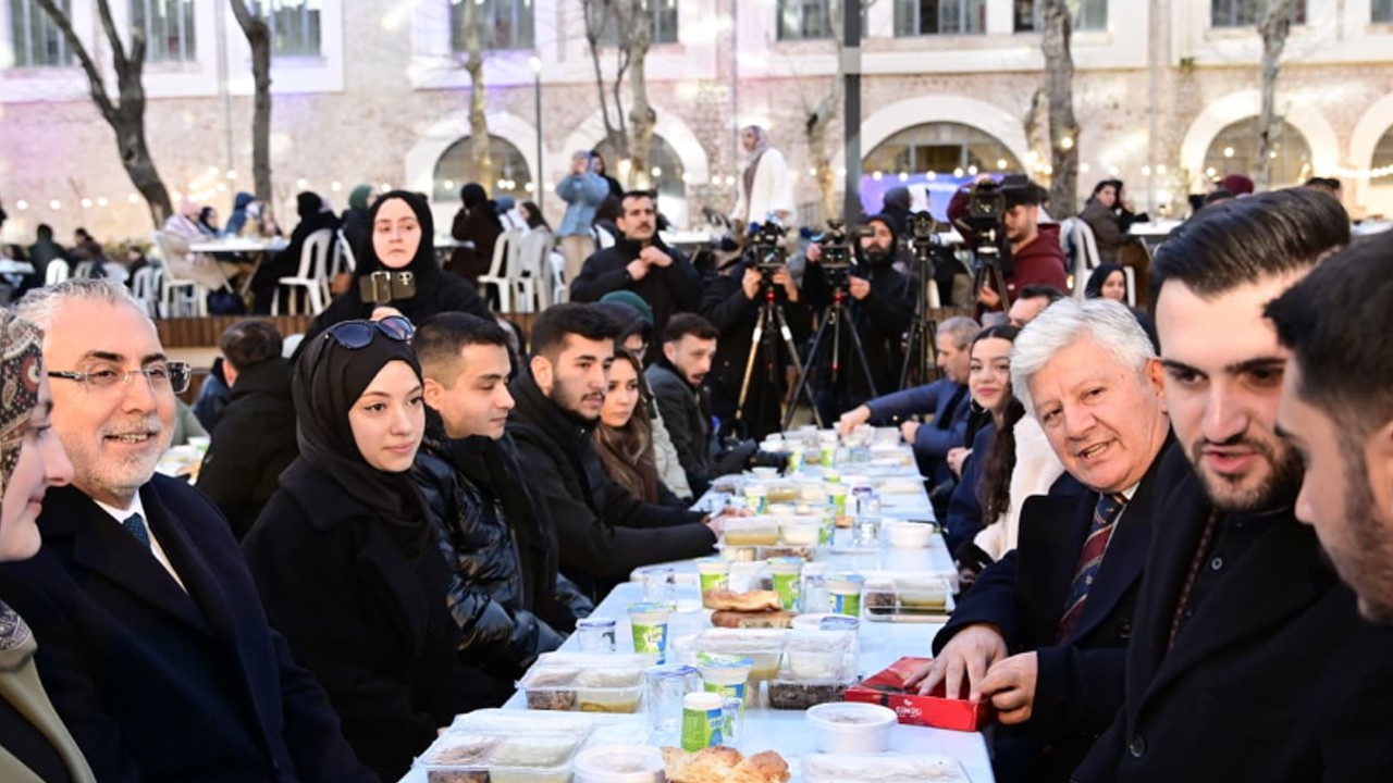 Sağlık Bilimleri Üniversitesi’nde Tarihi İftar: 2.500’den Fazla Öğrenci Katıldı