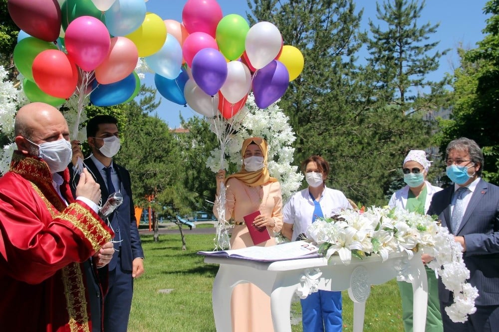 Sağlık çalışanı çiftin nikahı maske ve sosyal mesafe kurallarına uyularak kıyıldı 