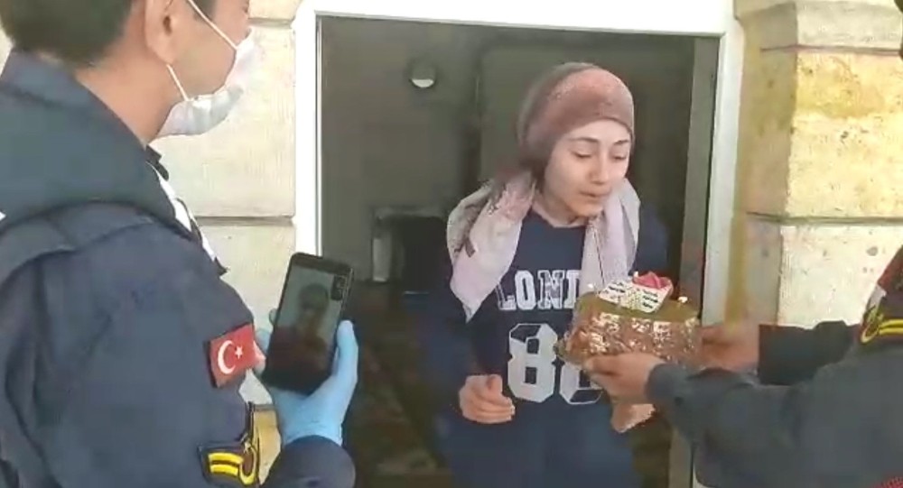 Sağlık çalışanından görüşemediği kızına doğum günü sürprizi 