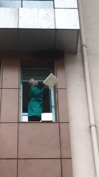 Sağlık çalışanları bu kez kovandan kaçan arılara müdahale etti 