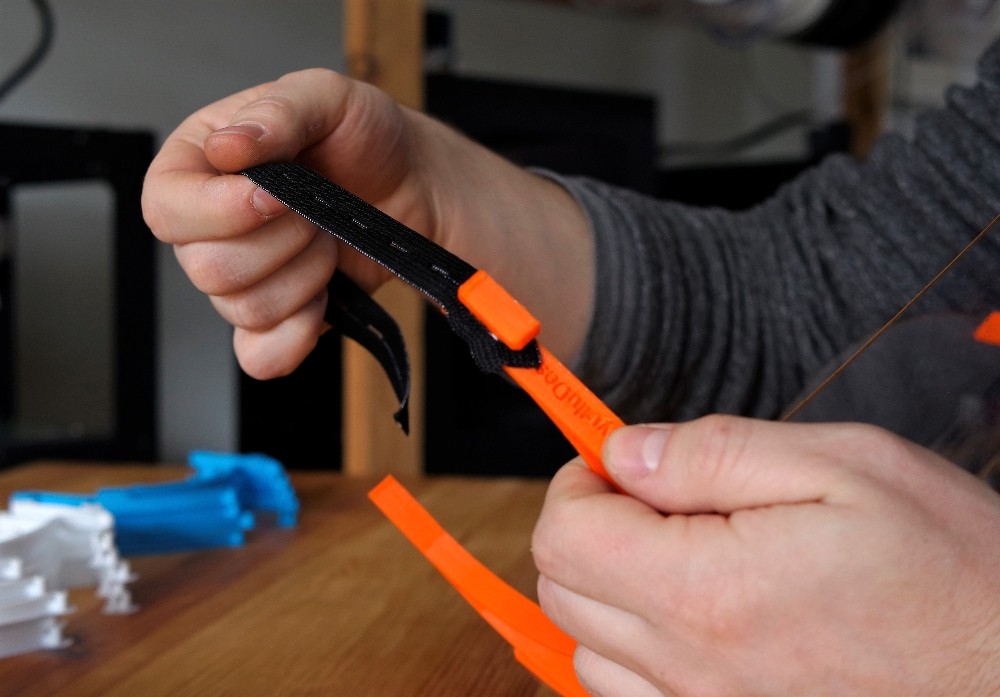 Sağlık çalışanları için 3 boyutlu yazıcı ile gece gündüz siperlik üretiyorlar 