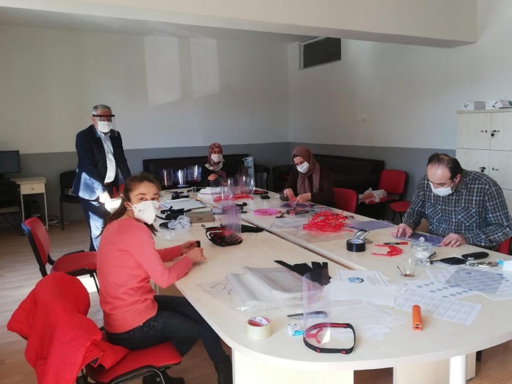 Sağlık çalışanları için 3D yazıcıdan siperlik üretimi 
