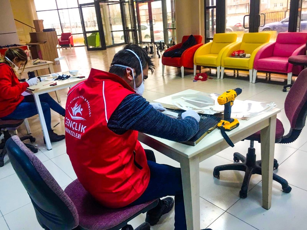 Sağlık çalışanları için günde 500 maske üretiyor 