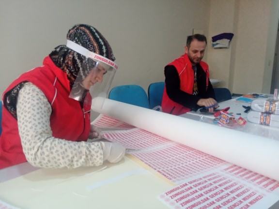 Sağlık çalışanları için iki bin adet siper maske üretimine geçtiler 