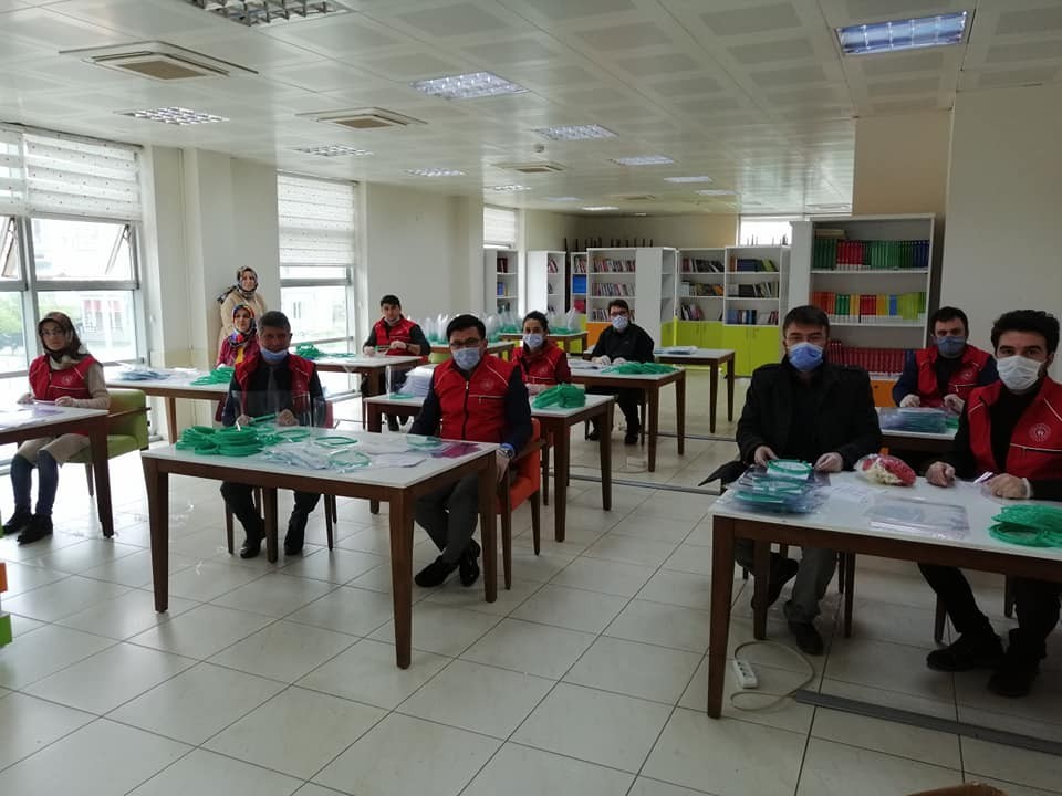 Sağlık çalışanları için maske üretmeye başladılar 
