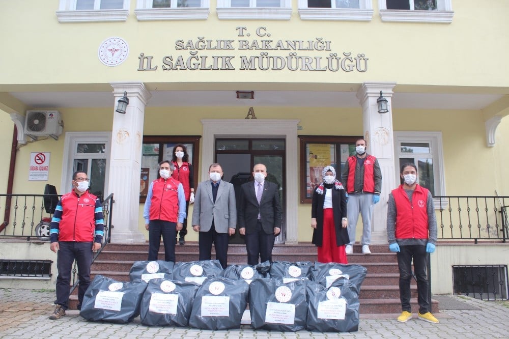 Sağlık çalışanları için üretilen maskeler teslim edildi 