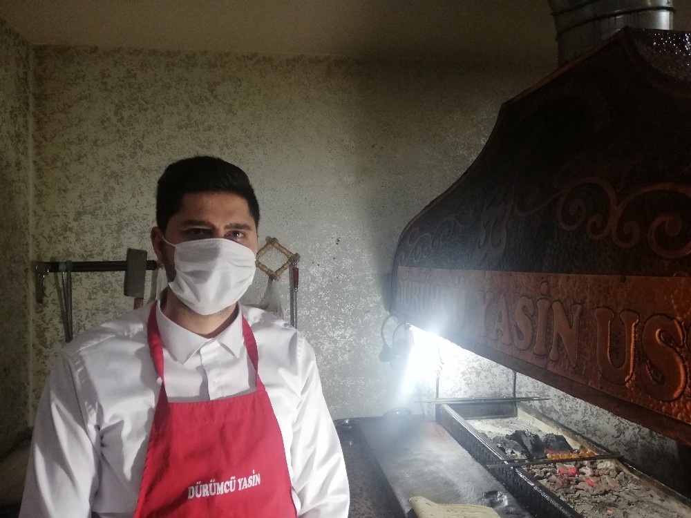 Sağlık çalışanları ile güvenlik güçlerine dürüm ikram etti 